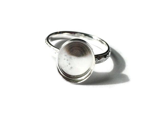 Oval cabochon ring blank for resin