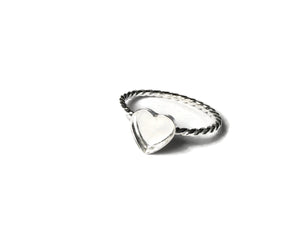 Twist heart ring mounting