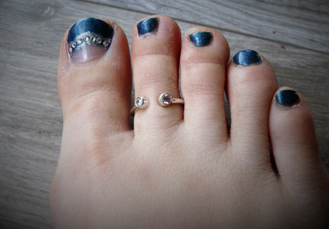 Moh turquoise mini flower toe ring