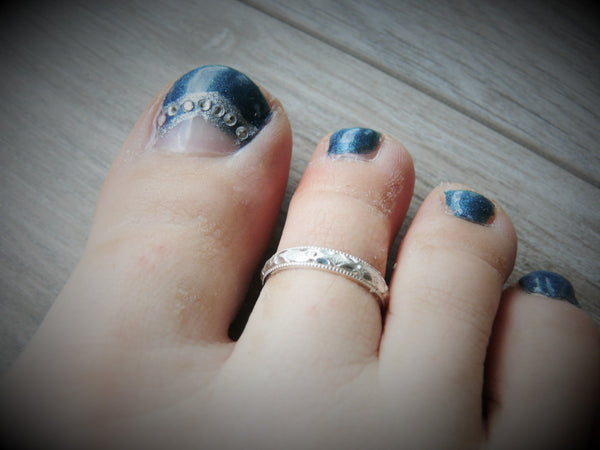 sterling silver toe ring with blue pedicure