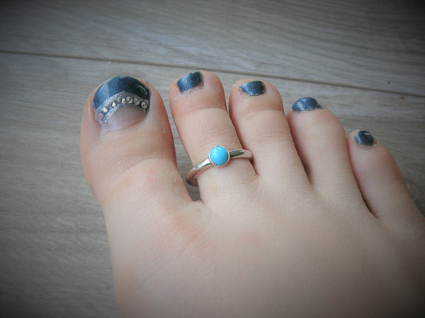 turquoise toe ring with blue pedicure